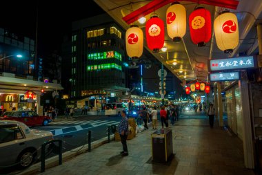 Kyoto, Japonya - 05 Temmuz 2017: Gece sahne Gion ilçe, Kyoto dar sokağa merak turist