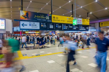 Kyoto, Japonya - 05 Temmuz 2017: İnsanlar Keihan tren istasyonu: Kyoto, Japan, acele et. Keihan demiryolu şirketi 1949 yılında kurulmuş ve arasında Japonya'nın en işlek