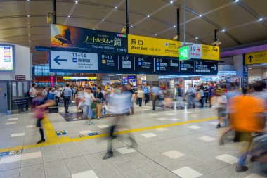 Kyoto, Japonya - 05 Temmuz 2017: İnsanlar Keihan tren istasyonu: Kyoto, Japan, acele et. Keihan demiryolu şirketi 1949 yılında kurulmuş ve arasında Japonya'nın en işlek