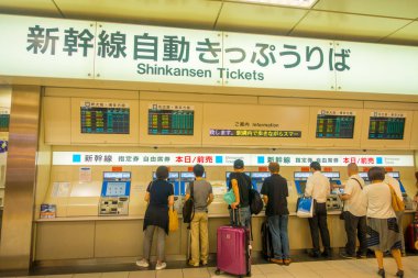 Kyoto, Japonya - 05 Temmuz 2017: Kimliği belirsiz kişiler Keihan tren istasyonu Kyoto, Japonya, içinde yer alan bir mağaza içinde. Keihan demiryolu şirketi 1949 yılında kurulmuş ve arasında Japonya'nın en işlek