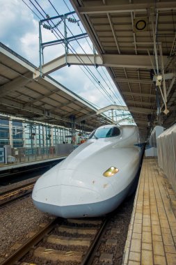 Kyoto, Japonya - 05 Temmuz 2017: Jr700 shinkansen hızlı tren Kyoto, Japonya'nın Kyoto istasyonu çıkış