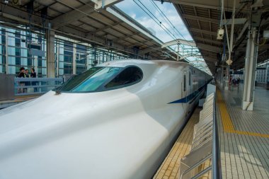Kyoto, Japonya - 05 Temmuz 2017: Jr700 shinkansen hızlı tren Kyoto, Japonya'nın Kyoto istasyonu çıkış