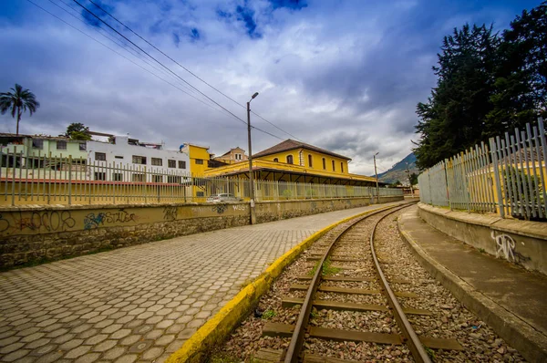 QUITO, ECUADOR 20 AGOSTO 2017: Primo piano della ferrovia alla stazione ferroviaria di Chimbacalle Quito a Pichincha. E 'il punto di partenza di molti viaggi in treno di lusso nella zona vulcanica — Foto Stock