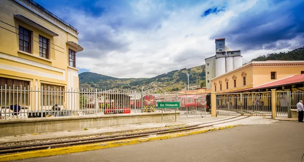 Quito, ecuador 20. august 2017: aussenansicht der station chinbacalle und bahn am bahnhof von chimbacalle quito in pichincha. es ist der Ausgangspunkt vieler luxuriöser Zugreisen in die — Stockfoto