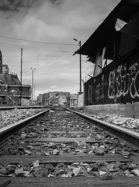 Крупный план железной дороги на железнодорожном вокзале Чимбакалле Кито в Пичинче. Это отправная точка многих роскошных путешествий на поезде в области вулканов, черно-белый эффект — стоковое фото