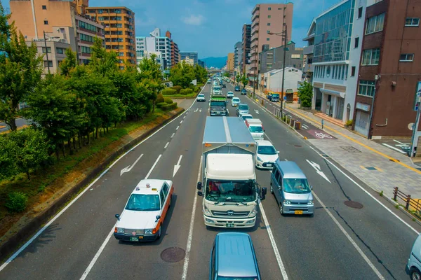 KYOTO, JAPÓN - 05 DE JULIO DE 2017: Vista aérea de los coches en la calle de Kyoto en Japón. Kyoto Metrópolis es una de las ciudades más pobladas de Japón —  Fotos de Stock