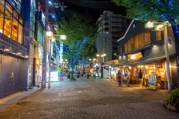 KYOTO, JAPÓN - 05 DE JULIO DE 2017: Personas no identificadas caminando fuera del mercado Nishiki en Kyoto — Foto de Stock