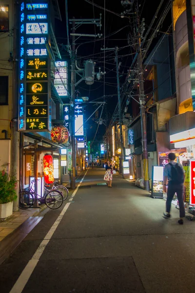Kyoto, Japan - 05 juli 2017: Nattscen turister undrar runt den smala gatan av Gion District, Kyoto — Stockfoto