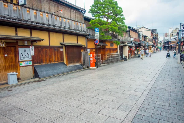 Kyoto, Japan - 05 juli 2017: Toeristen lopen op Gion district in Kyoto — Stockfoto