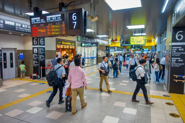 KYOTO, JAPÓN - 05 DE JULIO DE 2017: La gente se apresura en la estación de tren de Keihan en Kyoto, Japón. La compañía ferroviaria Keihan fue fundada en 1949 y está entre las más concurridas de Japón. —  Fotos de Stock