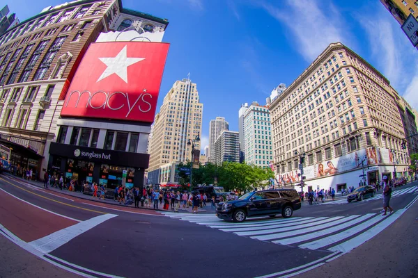 New York, Usa - 22. června 2017: Neznámí lidé chůzi v Broadway street a užívat si krásné město New York kolem s mrakodrapy a nádherné budovy v New York City Usa, ryby — Stock fotografie