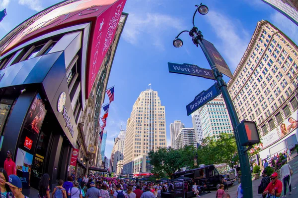 New york, usa - 22. Juni 2017: Unbekannte spazieren durch die Breitstraße und genießen die wunderschöne Stadt New York, die von Wolkenkratzern und prachtvollen Gebäuden umgeben ist, in new york city usa, fish — Stockfoto