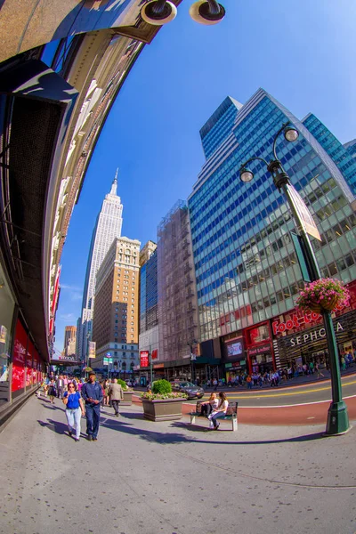NUEVA YORK, EE.UU. - 22 DE JUNIO DE 2017: Personas no identificadas caminando y disfrutando de la hermosa vista de la ciudad de Nueva York con rascacielos y magníficos edificios en la ciudad de Nueva York, efecto ojo de pez —  Fotos de Stock