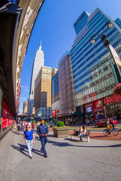 New York, Usa - 22. června 2017: Neznámí lidé chůzi a užívat si krásný výhled z New Yorku s mrakodrapy a nádherné budovy v New Yorku, rybí oko efekt — Stock fotografie