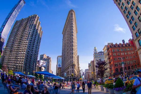 Nowy Jork, Usa - zm. 22 czerwca 2017: Niezidentyfikowanych ludzi chodzących w piękne odmówiło drapacze chmur i przepięknych budynków z The Flatiron Building w Nowym Jorku Usa, rybie oko — Zdjęcie stockowe