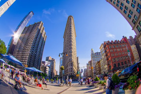 Nowy Jork, Usa - zm. 22 czerwca 2017: Niezidentyfikowanych ludzi chodzących w piękne odmówiło drapacze chmur i przepięknych budynków z The Flatiron Building w Nowym Jorku Usa, rybie oko — Zdjęcie stockowe