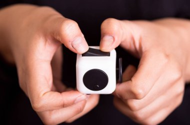 Quito, Ekvator - 10 Şubat 2017: iki elle manipüle kıpır küp stres giderici