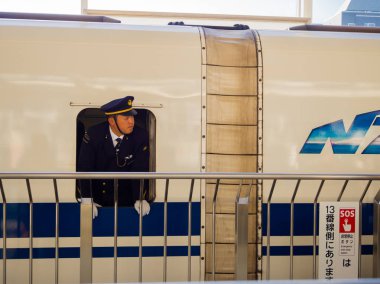 Kyoto, Japonya - 05 Temmuz 2017: Kyoto istasyonu Kyoto çıkış yapan tren Jr700 shinkansen tren içinde bir takım elbise giyen kimliği belirsiz adam