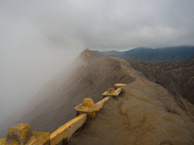 Mount Bromo, yakın sis ile etkin Dağı Bromo Doğu Java, Endonezya en çok ziyaret edilen turistik biridir