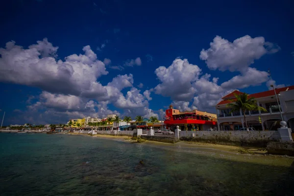 Hermoso complejo vacacional de Cozumel con algunos edificios naturales, magnífico océano azul y cielo — Foto de Stock