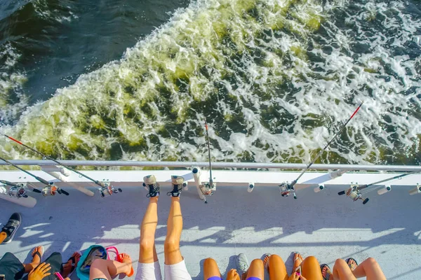 FORT LAUDERDALE, EE.UU. - 11 de julio de 2017: Vista aérea de personas no identificadas frente a una caña de pescar en un gran barco en Fort Lauderdale, Florida —  Fotos de Stock