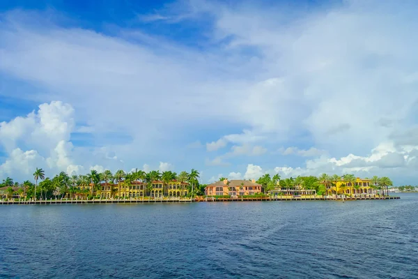 FORT LAUDERDALE, États-Unis - 11 JUILLET 2017 : Belle maison à l'horizontale avec une promenade fluviale, immeubles en copropriété de grande hauteur, à Fort Lauderdale, Floride — Photo