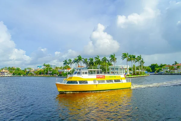 FORT LAUDERDALE, États-Unis - 11 JUILLET 2017 : Taxi d'eau jaune coloré avec une vue magnifique sur la promenade fluviale à Fort Lauderdale, Floride — Photo