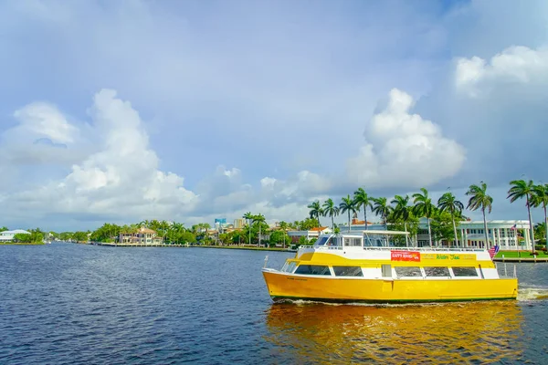 FORT LAUDERDALE, Estados Unidos - 11 de julio de 2017: Colorido taxi acuático amarillo con una hermosa vista del paseo fluvial en Fort Lauderdale, Florida — Foto de Stock
