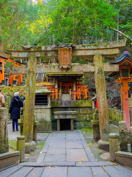 Kyoto, Japonia - 05 lipca 2017: Kamienne ścieżki w pobliżu czerwona brama Tori Fushimi Inari sanktuarium w Kioto — Zdjęcie stockowe