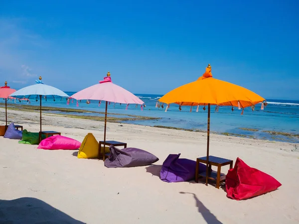 Όμορφη ηλιόλουστη μέρα με πολύχρωμες ομπρέλες σε μια γραμμή με την παραλία της πόλης Pantai pandawa, στο νησί του Μπαλί, Ινδονησία — Φωτογραφία Αρχείου