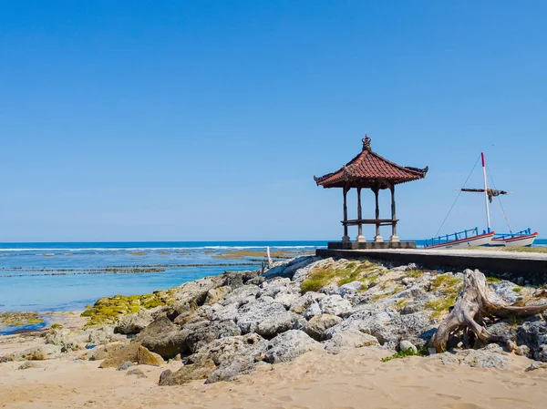 Mooie zonnige dag met een kleine cabain in het strand van Pantai pandawa, in Bali eiland, Indonesië — Stockfoto