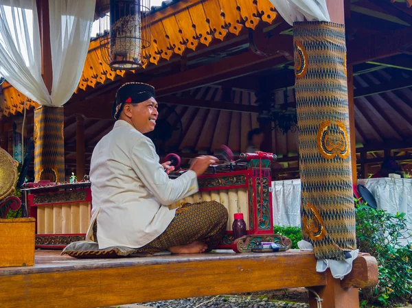 Jogja, Indonézia-augusztus 12, 2o17: művész zenészek végző hagyományos zenei eszköz, úgynevezett Jegog Suar Agung-tól Jembrana Bali, Indonézia — Stock Fotó