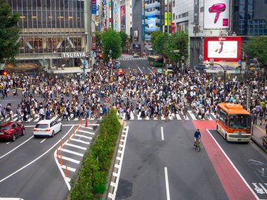 Tokyo, Japonya Haziran 28-2017: tanımlanamayan yayalar Shibuya, Tokyo, Japonya geçerken. Ünlü kapış yaya geçidi 2.5 milyondan fazla kişi günlük, areial görünümü tarafından kullanılan