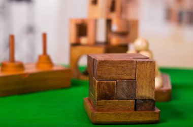 Ahşap blok Zeka Oyunları puzzle'yeşil arka plan bulanık tabloda
