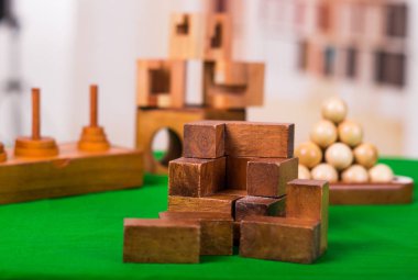 Ahşap blok Zeka Oyunları puzzle'yeşil arka plan bulanık tabloda