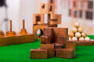 Ahşap blok Zeka Oyunları puzzle'yeşil arka plan bulanık tabloda