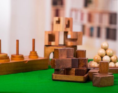 Ahşap blok Zeka Oyunları puzzle'yeşil arka plan bulanık tabloda