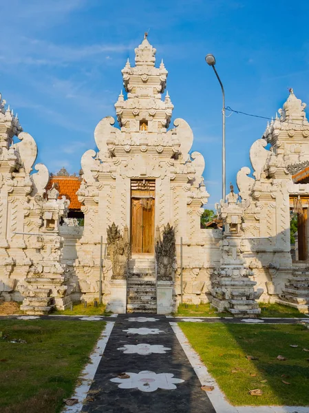 BALI, INDONESIA - 11 de marzo de 2017: Entrada de un templo Indu en Ubud, en la isla de Bali, ubicada en Indonesia — Foto de Stock