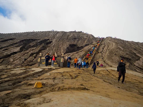 Bróm, Indonézia - július 12, 2o17: turisták akár túrázás a tetején Mount Bromo, az aktív mount Bromo egyike a leglátogatottabb turisztikai látványosságok a Kelet-Jáva, Indonézia — Stock Fotó