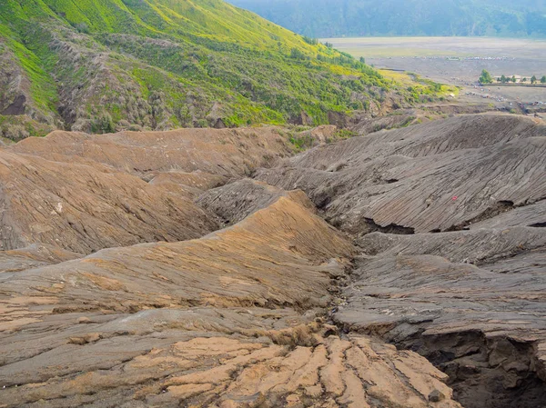 Turisztika fel a csúcsra a Mount Bromo turisták, az aktív mount Bromo egyike a leglátogatottabb turisztikai látványosságok a Kelet-Jáva, Indonézia — Stock Fotó