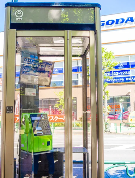 KYOTO, JAPÓN - 05 DE JULIO DE 2017: Teléfono público en Osaka, Japón. Teléfono borroso a través del vidrio — Foto de Stock