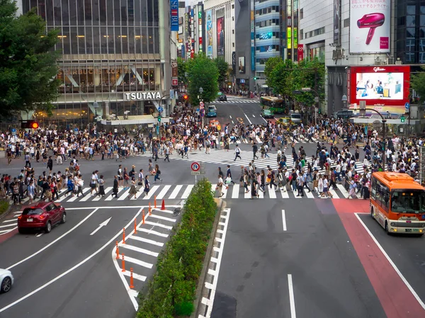 Tokyo, Japan juni 28-2017: oidentifierade fotgängare korsar gatan Shibuya i Tokyo, Japan. Berömda scramble övergångsställe används av över 2,5 miljoner människor dagligen, areial Visa — Stockfoto