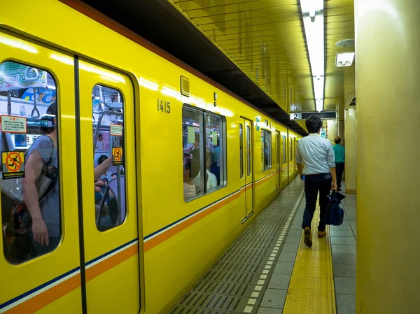 Tokyo, Japan - 2 Jan 2016: Onbekende mensen te wachten om de Yamanote trein in Tokio, Japan. Het spoorwegsysteem in Japan heeft een hoge reputatie voor stiptheid en veiligheid — Stockfoto