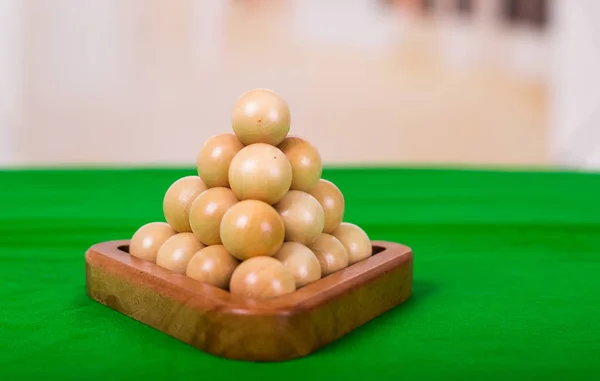 Denkanstöße aus Holz oder hölzerne Puzzles auf grünem Boden im unscharfen Hintergrund — Stockfoto