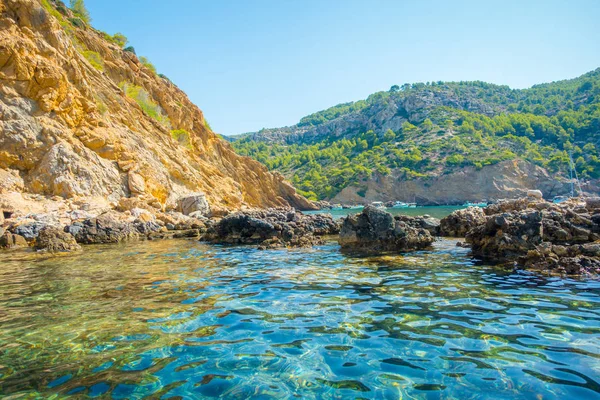 Beautiful view of the blue water and a beautiful blue sky, in Port D Andratx, located in Mallorca balearic islands, Spain — Stock Photo, Image