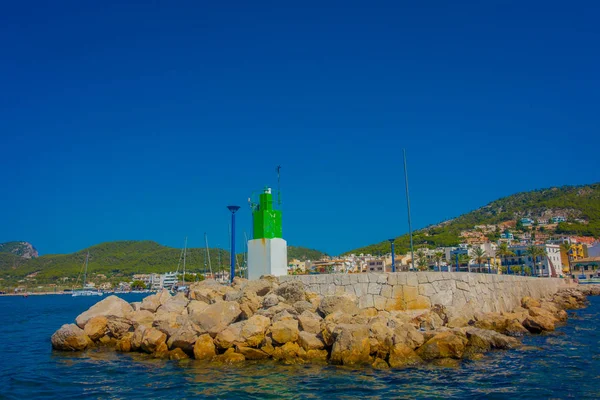 Mallorca Balear Adaları, ufuk dağda bazı binalarda, muhteşem mavi su ve İspanya güzel bir mavi gökyüzü ile güzel manzara — Stok fotoğraf