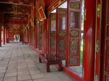 Hue, Vietnam - 13 Eylül 2017: Güzel kırmızı ahşap salon ton Kalesi, Vietnam, Asya altın süslü ayrıntılarla. Ünlü hedef turistler için. UNESCO mirası