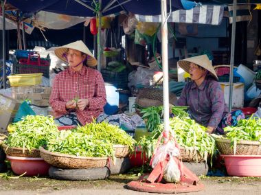 Hue, Vietnam - 13 Eylül 2017: Sokaklarda ton Vietnam yer alan gıda satış kimliği belirsiz bir kadın