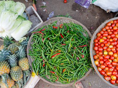 Biber, domates, pineaples ve bazı marul Hue, Vietnam için sokak pazarında açık havada, yakın çekim
