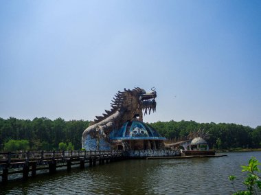 Hue, Vietnam - 13 Eylül 2017: Hue, Vietnam için terk edilmiş su parkında bina akvaryumdaki büyük ejderha. Dragon yapısı